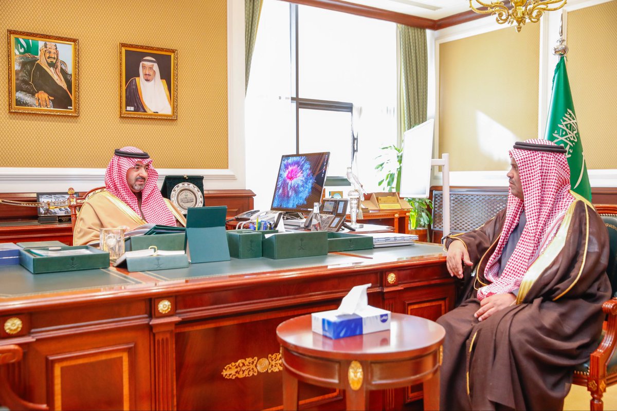 سمو #نائب_أمير_منطقة_تبوك الأمير #خالد_بن_سعود بن عبدالله الفيصل بن عبدالعزيز  يستقبل مدير عام الأحوال المدنية بالمنطقة سلطان بن حمود الحربي ويتسلم التقرير السنوي لأعمال الأحوال المدنية في المنطقة لعام 2025م