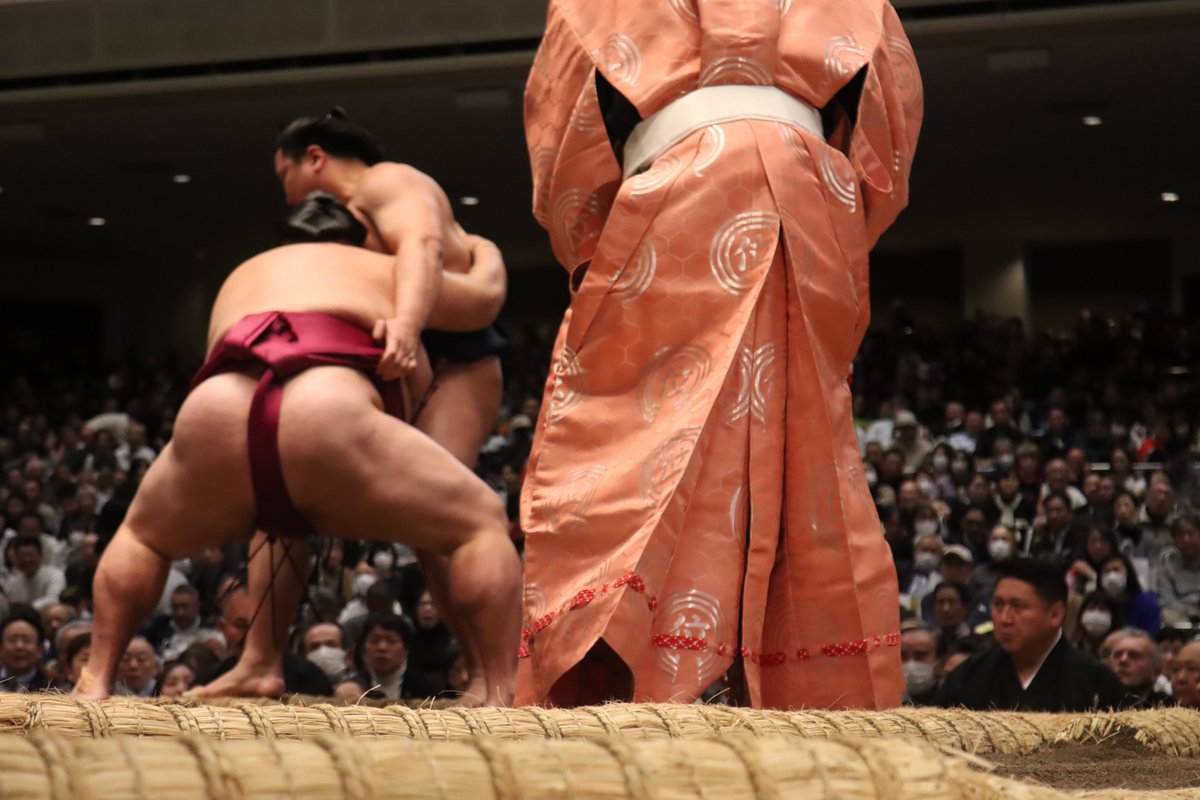 四日目の様子＞ 幕内取組 欧勝海（3勝1敗）うっちゃり 竜電（1勝3