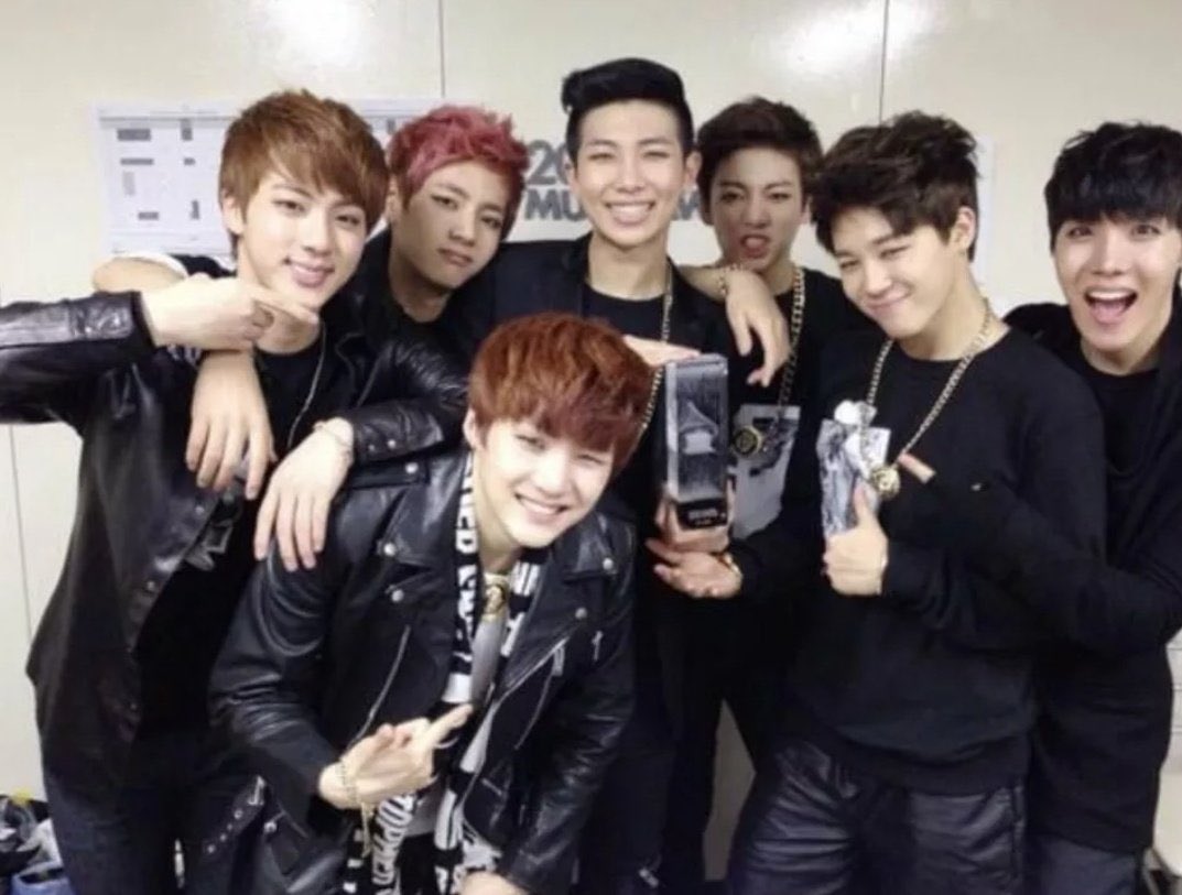 "Un día Bang PD nos dijo que seríamos la banda de chicos más grande del mundo. Nos reímos mucho saliendo de la sala de prácticas pensando que lo había dicho para no herir nuestros sentimientos" - Kim Namjoon