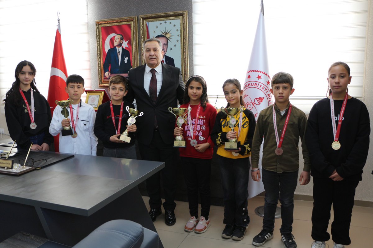 İlçe Millî Eğitim Müdürümüz Sayın Abdulkadir GÜMÜŞ, Mardin Okullar Arası Okul Sporları Tenis Turnuvası’nda 4 farklı kategoride derece elde ederek büyük bir başarıya imza atan Taşlıca İlk/Ortaokulu Tenis Takımımızı makamında kabul etti.

İlimizi temsil etme hakkı kazanarak