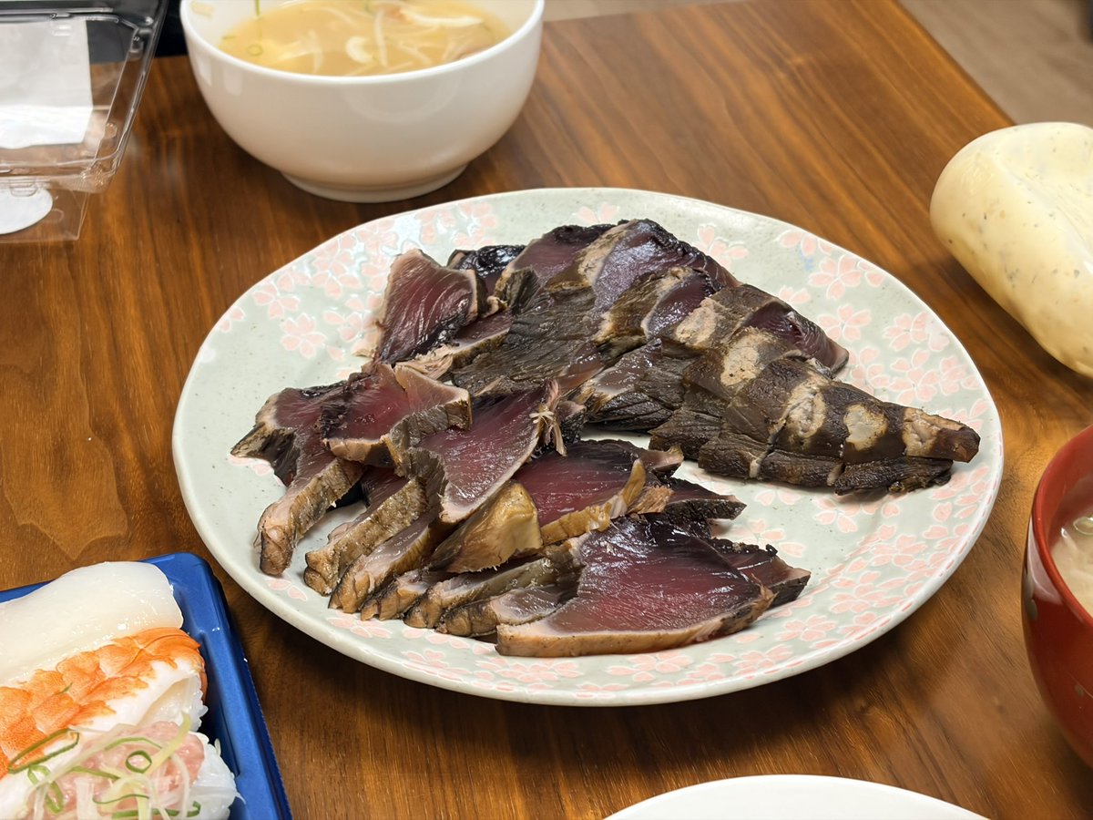 ふぅ...奇跡の生カツオあったわさすが高知
塩ニンニクでたべると幸せになれます。