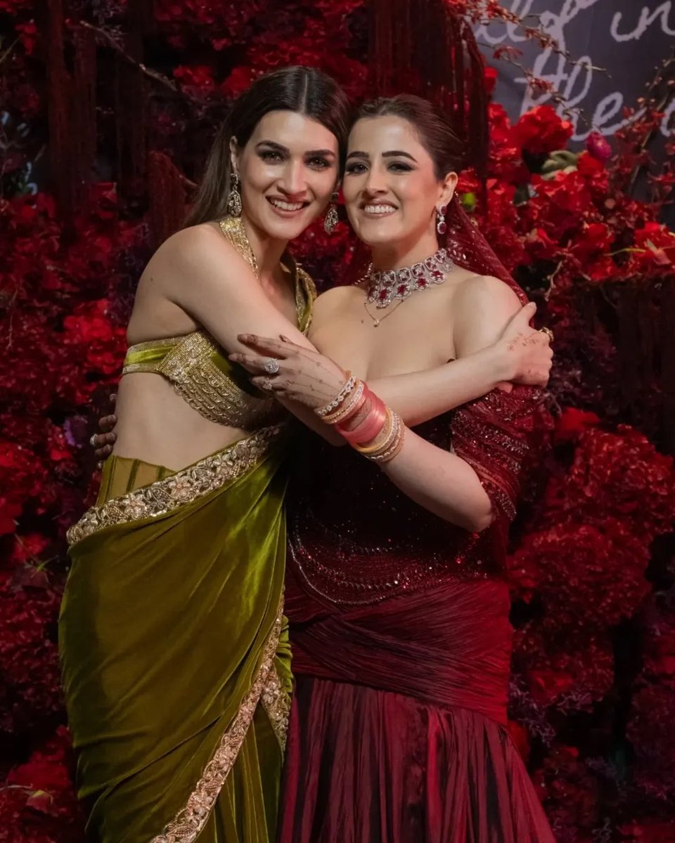 MissMalini's tweet image. Glam moments and growing buzz around #NupurSanon and #StebinBen ✨

#MissMalini