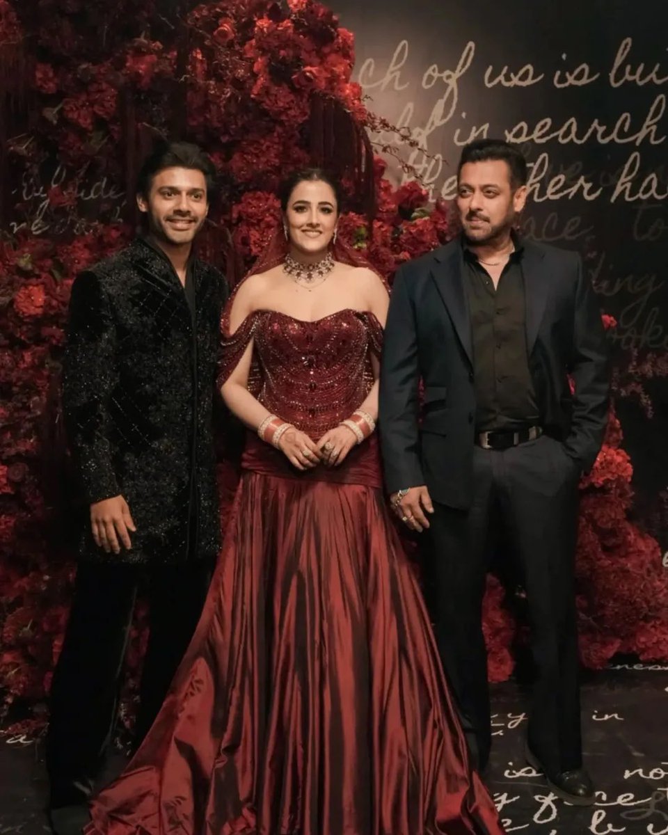 MissMalini's tweet image. Glam moments and growing buzz around #NupurSanon and #StebinBen ✨

#MissMalini