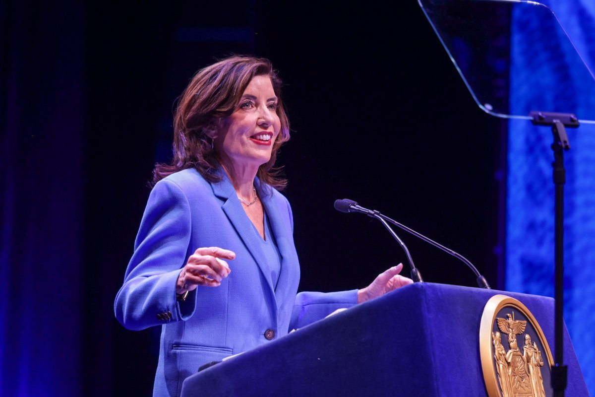Das ist die demokratische Gouverneurin des Bundesstaats New York, Kathy Hochul. Sie möchte 5 GW zusätzliche Kernkraft für ihren Bundesstaat.
In Ländern wie den USA ist Kernkraft breiter politischer Konsens. Trotz aller sonstigen politischen Differenzen kommen Republikaner und