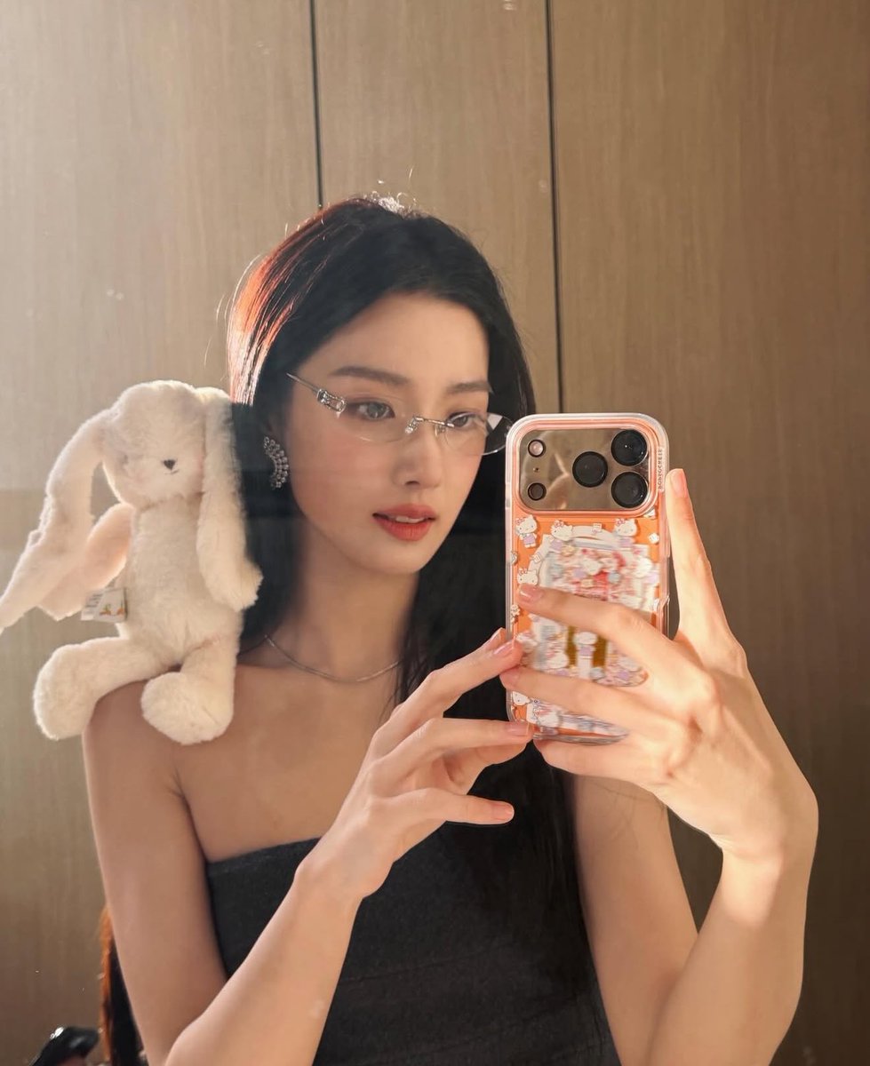 wensyifan's tweet image. she’s so my gf