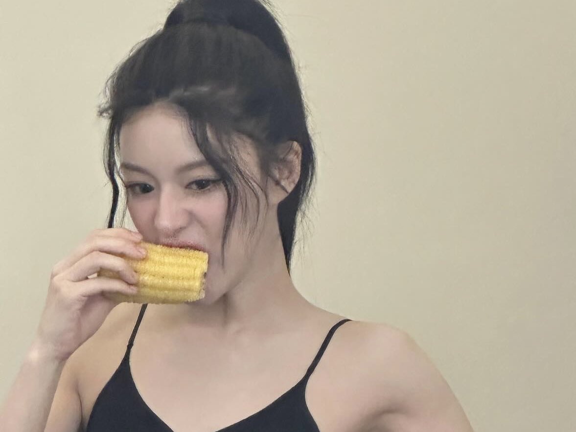 elzzu9_'s tweet image. 고윤정 인스타에 이런 사진 냅다 올리는 거 개웃기고 사진 잘 나오고 말고 따윈 중요하지도 않은 ㄹㅈㄷ 쾌녀