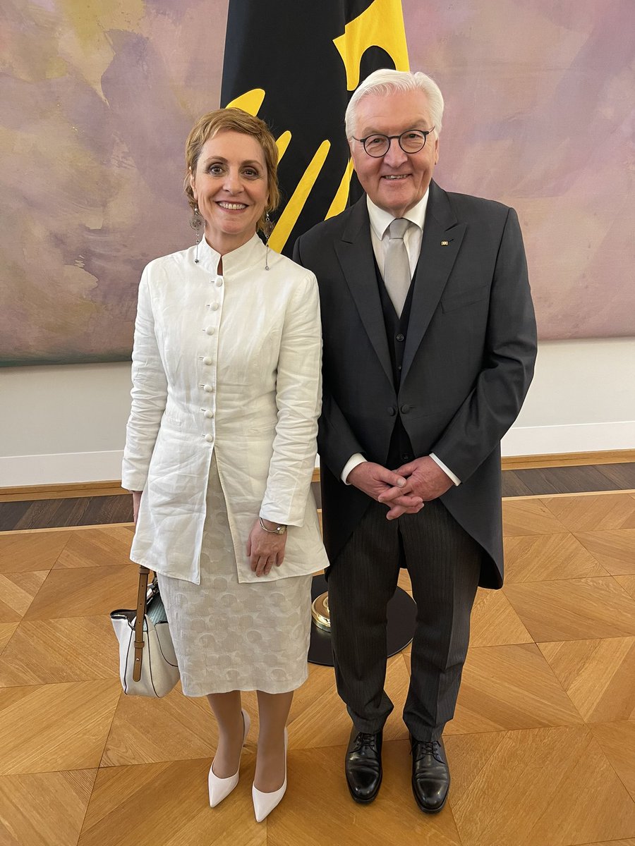 adiasakiqi's tweet image. Ehre, am Neujahrsempfang des Bundespräsidenten, Frank Walter Steinmeier teilzunehmen. Deutschlands Rolle in der Welt 🌍 hat sich gewandelt: Mehr Verantwortung, mehr Gestaltung. 
Kooperation ist dabei zugleich unsere Aufgabe und unsere Chance. 🇦🇱🤝🇩🇪