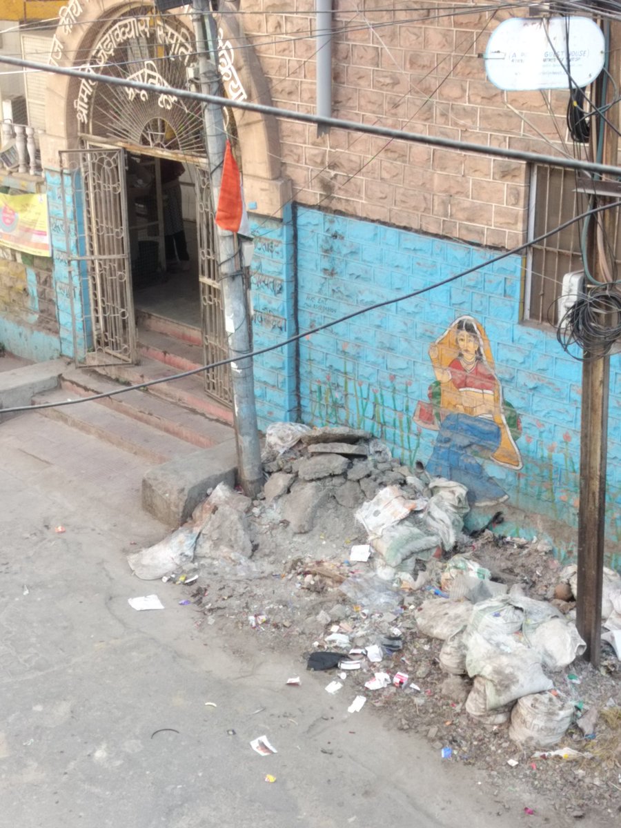 ps150182's tweet photo. @BhajanlalBjp @GajendraKhimsar @narendramodi @BJP4India @BJP4Rajasthan जोधपुर शहर विधानसभा के सबसे पुराने अस्पताल के हालात देखो, मुख्य रोड पर ऐसे ही पानी बहता रहता है, (२)अस्पताल के बाहर ठेकेदार रोड बनाकर कचरा डंपकरके चला गया कोई परवाह नहीं। जवाबदेही तय होनी चाहिए https://t.co/Qzm9FbFClv
