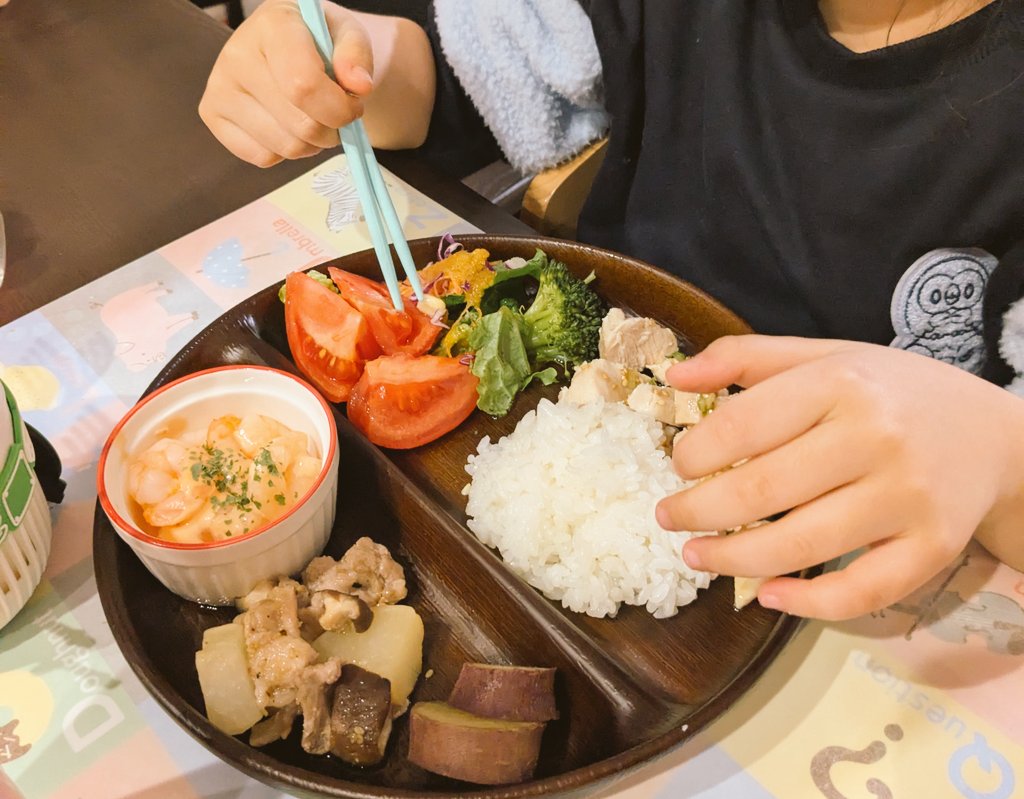 pasomasooo's tweet image. 蒸籠生活
カオマンガイ 
中華風蒸し煮
エビマヨ 
蒸し野菜とサラダ🥗 ͛.*
娘も完食👏👏👏
今日は蒸籠だけで晩御飯作りました✌️
本日のヘアリボンはサブウェイ🥪🎀
サブウェイ行く時またつけていこう😚笑
ゲーム今テイルズ買うか悩みに悩んでる🎮