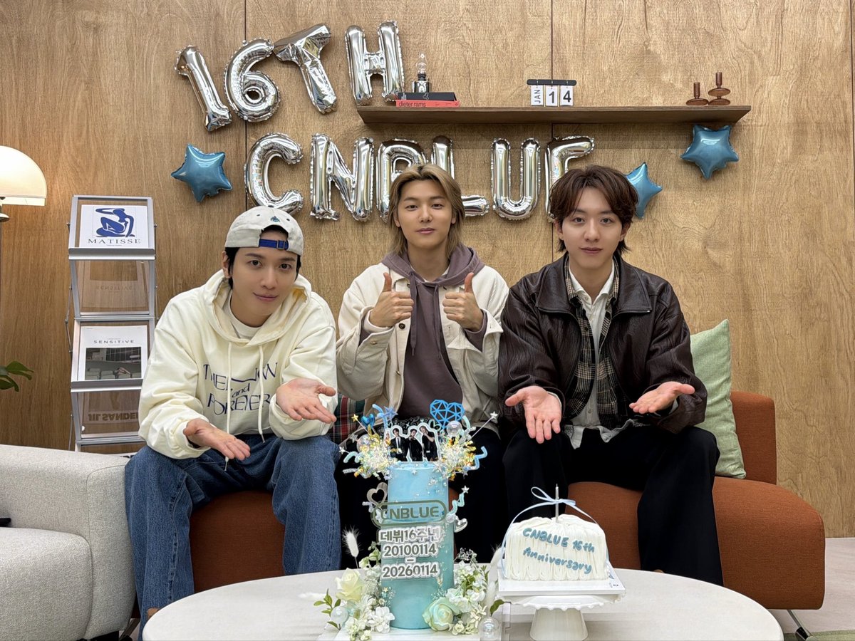 official_CNBLUE's tweet image. [📸] 💙CNBLUE 16th Anniversary LIVE💙

16년간 곁을 지켜준 BOICE
앞으로도 오래 함께해요💙

#CNBLUE #씨엔블루 #CNBLUE_16th_Anniversary