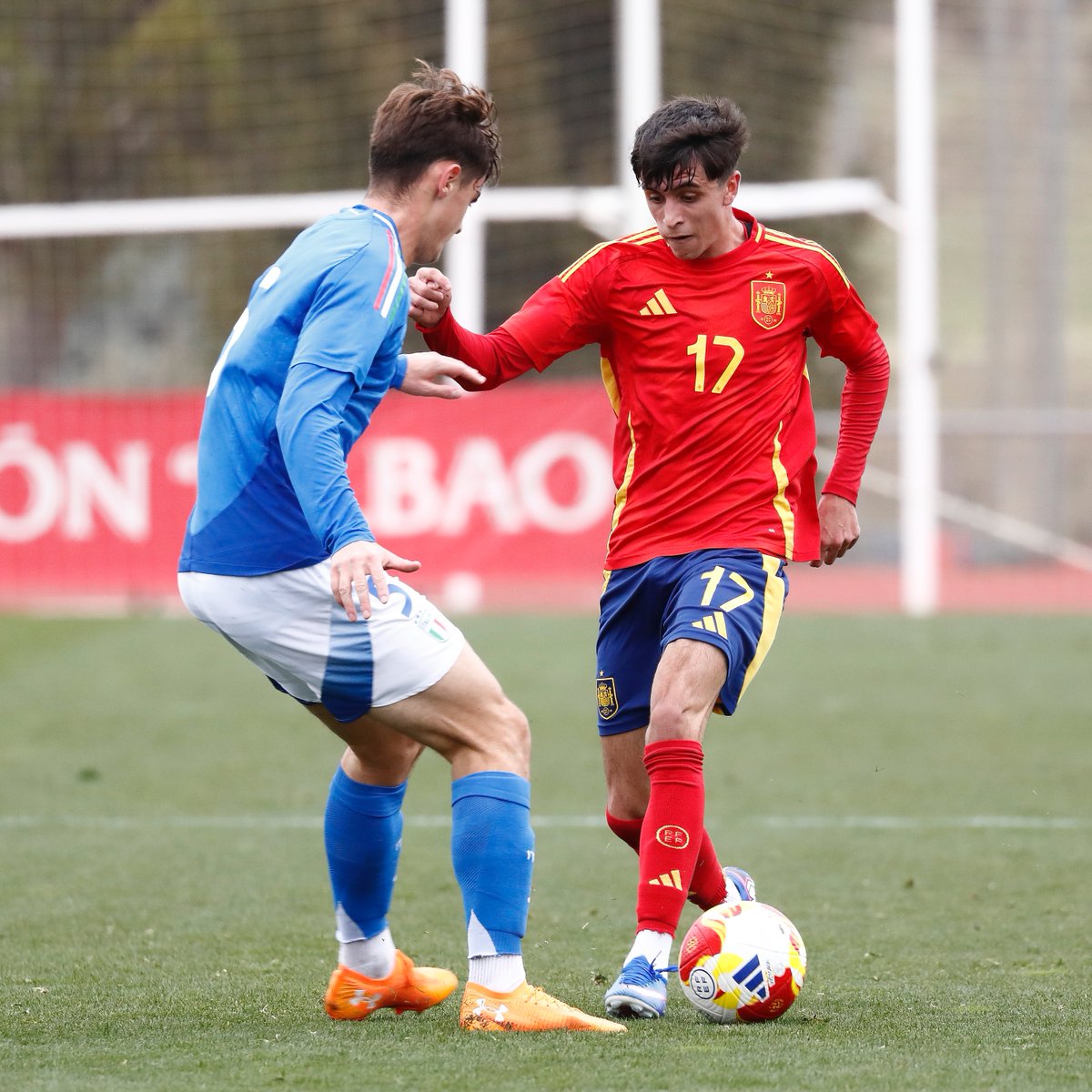 🙌 ¡¡𝗙𝗜𝗡𝗔𝗔𝗔𝗔𝗔𝗟!!

La <a href="/SEFutbol/">Selección Española Masculina de Fútbol</a> #SUB18 vence a Italia en la Ciudad del Fútbol de Las Rozas gracias al tanto de Pedro Rodríguez. 

📺 𝗣𝗮𝗿𝘁𝗶𝗱𝗼 𝗰𝗼𝗺𝗽𝗹𝗲𝘁𝗼: youtube.com/live/zXQ-fSBxV…

🇪🇸🆚🇮🇹 I 1-0 I 90+2'

#NuestraBase