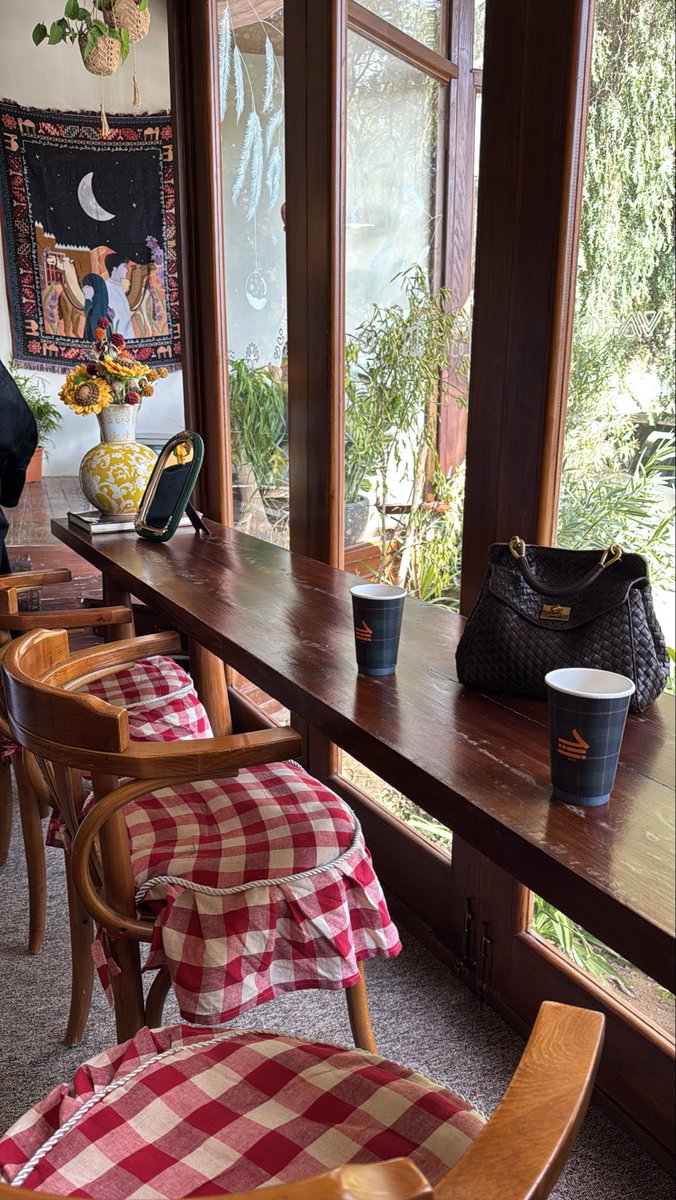 _At17's tweet image. لديّ شخص يمتلك قدرة حمل السرور على كفيه ليهديه لي و يصنع أبتسامتي وهذا ما يجعلني إنسانة محظوظة جدًا♥️.