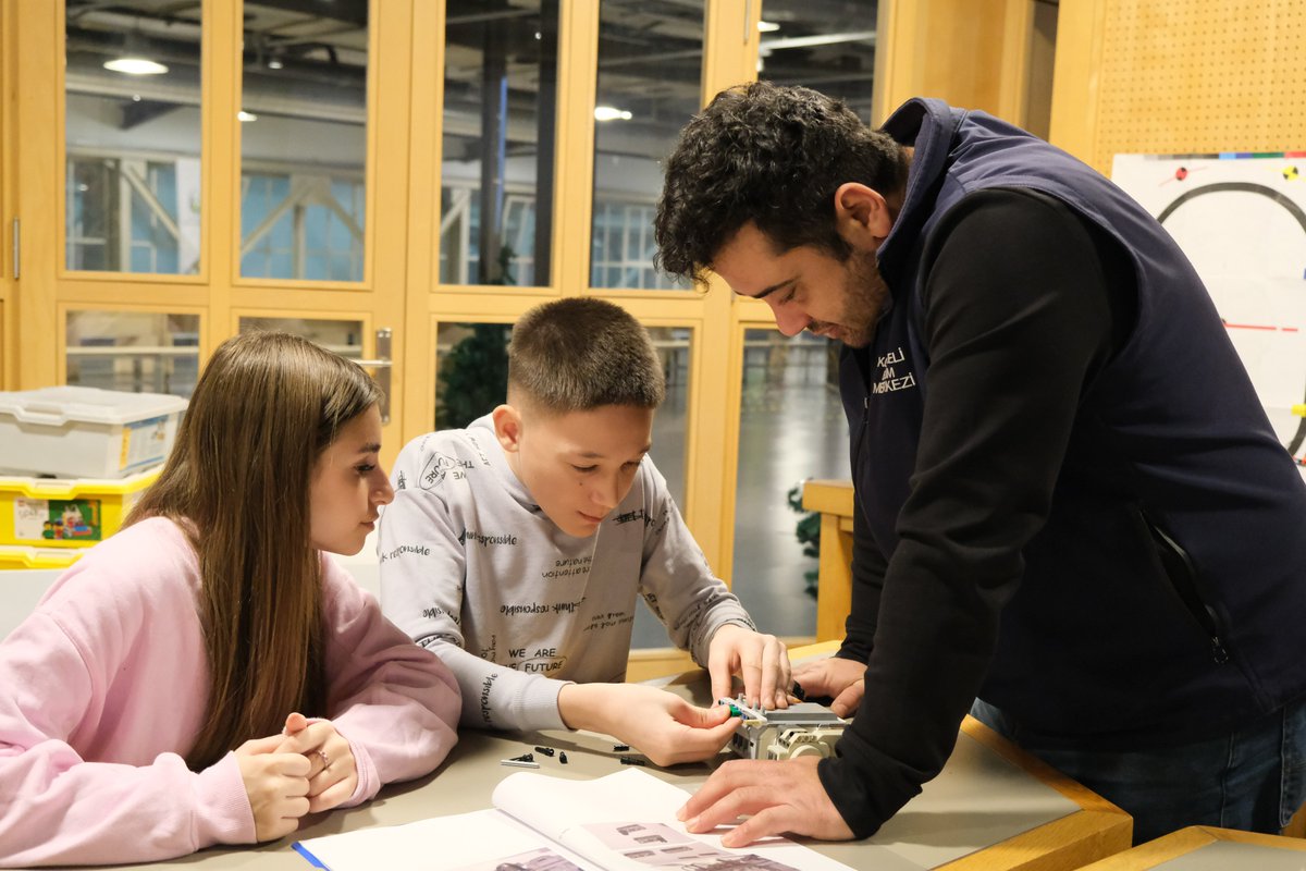 İtalya, İspanya ve Hırvatistan’dan gelen Erasmus grubu, Kocaeli Bilim Merkezi’nde “Lego ile Tasarla ve Kodla” atölyemize katılarak hem üretmenin hem de kodlamanın keyfini yaşadı. 📷📷

Farklı kültürlerden aynı merak, aynı heyecan! 📷