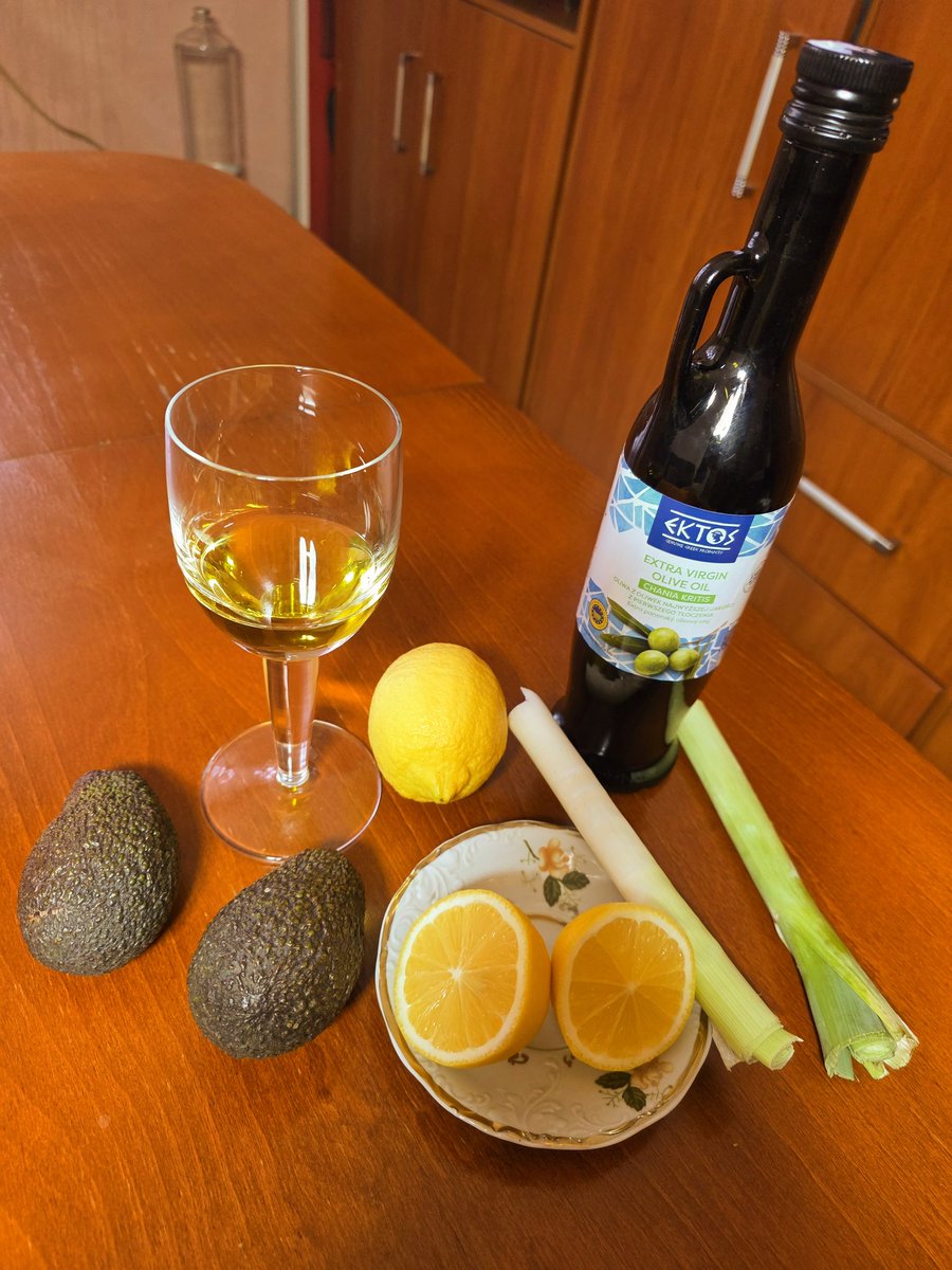 In Greek mythology, the food of the gods was nectar and ambrosia. I will try to convince you that the true elixir of life is olive oil 🫒

Good quality olive oil should sting your throat and come in a dark, glass bottle.

Olive oil is food for the brain🧠 and body, reducing