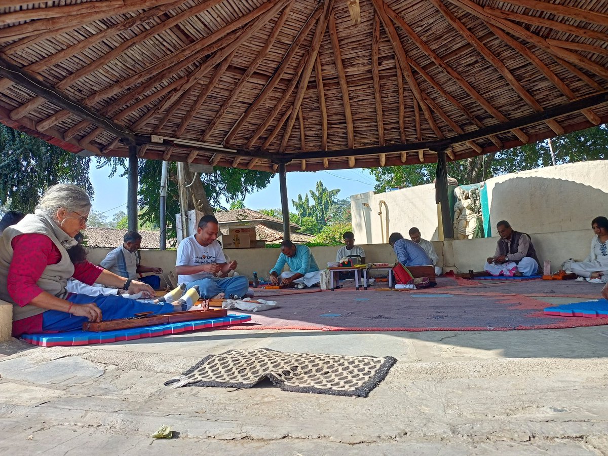 SachinAhimsa's tweet photo. Silent spinning amidst the sounds of children at play. Charkha Abhyas at Anand Niketan School, Sevagram https://t.co/7b3ZTM8AEE