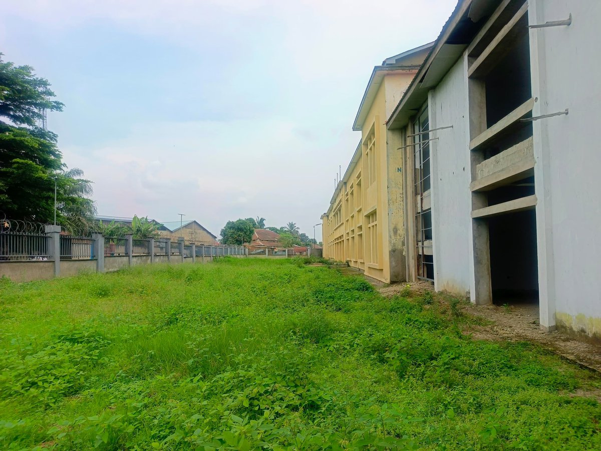 ATHÉNÉE ROYAL DE KANANGA :
Je suis profondément choqué par l’état d’abandon de cette infrastructure éducative offerte par le Chef de l’État aux filles et fils du Kasaï Central.

En visite sur le site, dans le cadre de mes vacances parlementaires à Kananga, le constat est alarmant