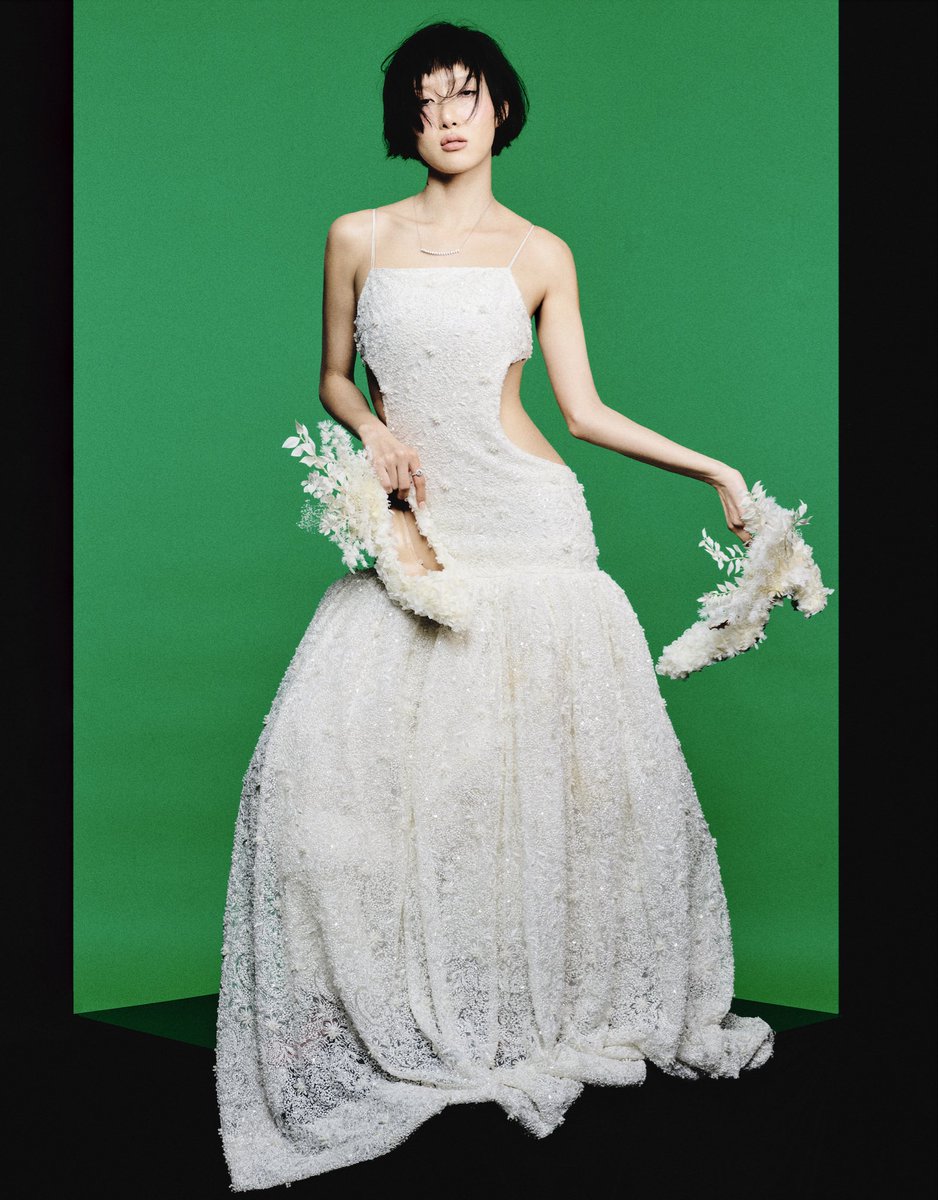 꽃이 터지듯, 화사.

화사와 욕조 안에서 촬영을 해봤는데요. 많이 기다리셨죠! 드디어 공개할게요. 

Filming with Hwasa in a bathtub. You’ve been waiting a long time. Finally, here it is.

#화사 #HWASA

Discover more in〈DAZED〉KOREA JANUARY 2026 issue.