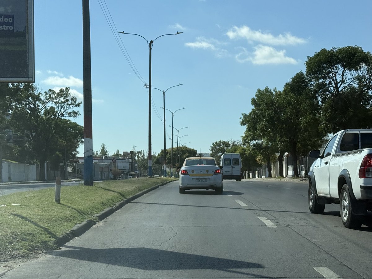 ATENCIÓN: este taxi matrícula 2912 en Av. Batllle y Ordóñez hr. 9.20, está manejado por una persona que no respeta las mínimas normas de tránsito, con una actitud desafiante. Y como consecuencia de la misma se acercó a mi vehículo rozándolo y rompiendo el espejo derecho.