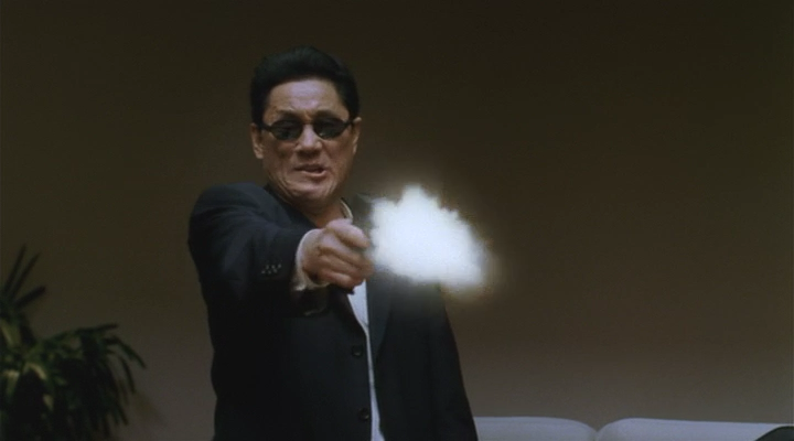 ところで、「○○だよ馬鹿野郎」の形でミーム化してるこの画像（1枚目）ですが、これは「アウトレイジ 最終章」でイラッときたたけしが海に向けて発砲する場面で、おそらくミームのセリフが想定してる「ファッキンジャップくらい分かるよ馬鹿野郎」は「BROTHER」のこの場面（2枚目）です。