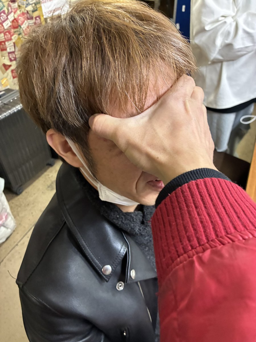 hiroshibusaiku's tweet photo. 四星球が横浜FADでライブする時は毎回メンバー全員をアイアンクローする慣習。2026年1月14日版。
#四星球 #横浜FAD https://t.co/dQVQzc0Mxg