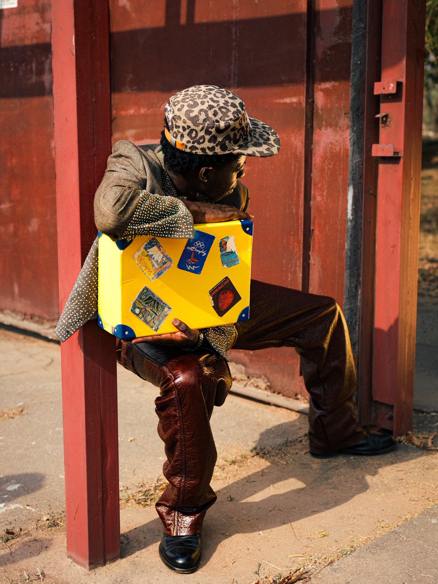 nextjumprrr's tweet photo. WHAT’S IN THE YELLOW SUITCASE???

December 2025

Photographed by @nextjumprrr 

S/o my bros @TheeVyyne &amp; @Rixxin_ https://t.co/72FdopuDCi