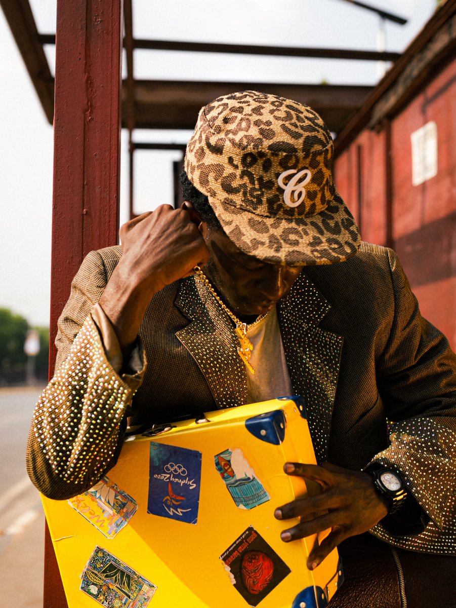 nextjumprrr's tweet photo. WHAT’S IN THE YELLOW SUITCASE???

December 2025

Photographed by @nextjumprrr 

S/o my bros @TheeVyyne &amp; @Rixxin_ https://t.co/72FdopuDCi