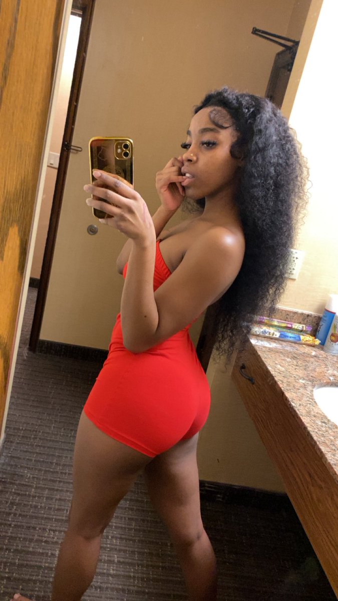 Hey #Seattle Meet&amp;Greet? I’ll be here for couple days😙 Should I go live?