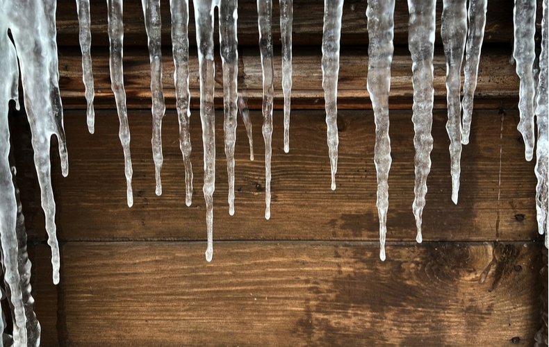 reonocc's tweet image. 毎週水曜日 #柏崎日報 #呑んべぃ親父の独り言。1月14日は「ツララ婆ぁ」。雪国である東北地方や新潟県には、「かねこおり女（金氷＝ツララの方言）」「ツララ女房」という怪談が伝わっている。この話を始めると「雪女とは違うの？」と尋ねる人は多いけれど、これは別物なのだよねぇ。是非ご一読下さい