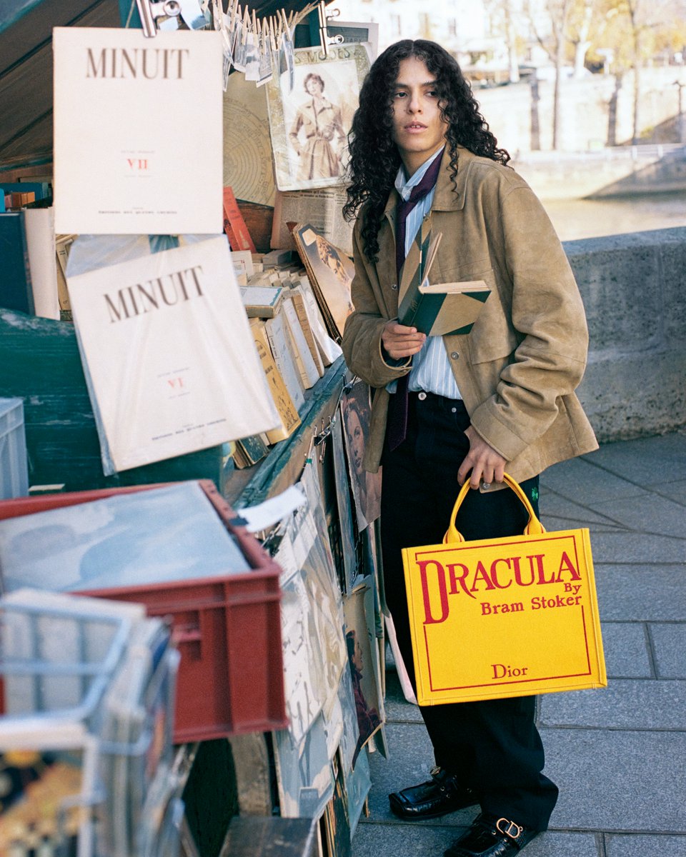 読書の喜びへのオマージュ。 新作「ディオール ブック カバー トート