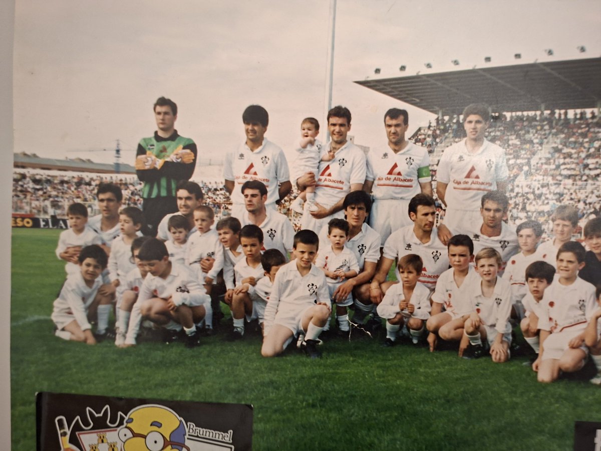 Hoy dia grande. Como en el 92 (literalmente) y yo al lado del Tete.

Aplasta <a href="/AlbaceteBPSAD/">Albacete Balompié 🤍</a> <a href="/Squadra1940/">Squadra 1940</a> <a href="/IniestaDFeria/">Iniesta de Feria 🤍</a> <a href="/Bledoslavia/">Bledoslavia</a> <a href="/Angel_CIparque/">Dr. Ángel Galdón Rodríguez</a> <a href="/Juanlopezic/">Juan López Córcoles</a> <a href="/myricanalleta/">Myri canalleta 🤍🦇🏴‍☠️</a>