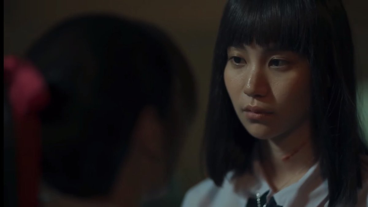 pxptwo0's tweet image. ยูริเคยถามถึงแผลแนนโน๊ะ ว่า “แผลยังไม่หายหรอ งั้นแสดงว่าแนนโน๊ะตายได้แล้วอะดิ” คิดเล่นๆ คนที่นั่งบนดาดฟ้าอาจจะเป็นแนนโน๊ะร่างใหม่ก็ได้เพราะร่างเก่าชีตุยไปแล้วด้วยความอ่อนแอของนางเอง ร่างแต่ละร่างนิสัยไม่เหมือนกันแนนโน๊ะร่างใหม่หน้าวีนมาก
#GirlFromNowhereTheReset
#เด็กใหม่TheReset