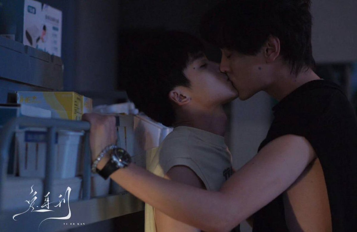 tianyu9702_'s tweet image. OMG THE 1ST PICTURE ?!?? ZIYU KISSED TL TOO ???