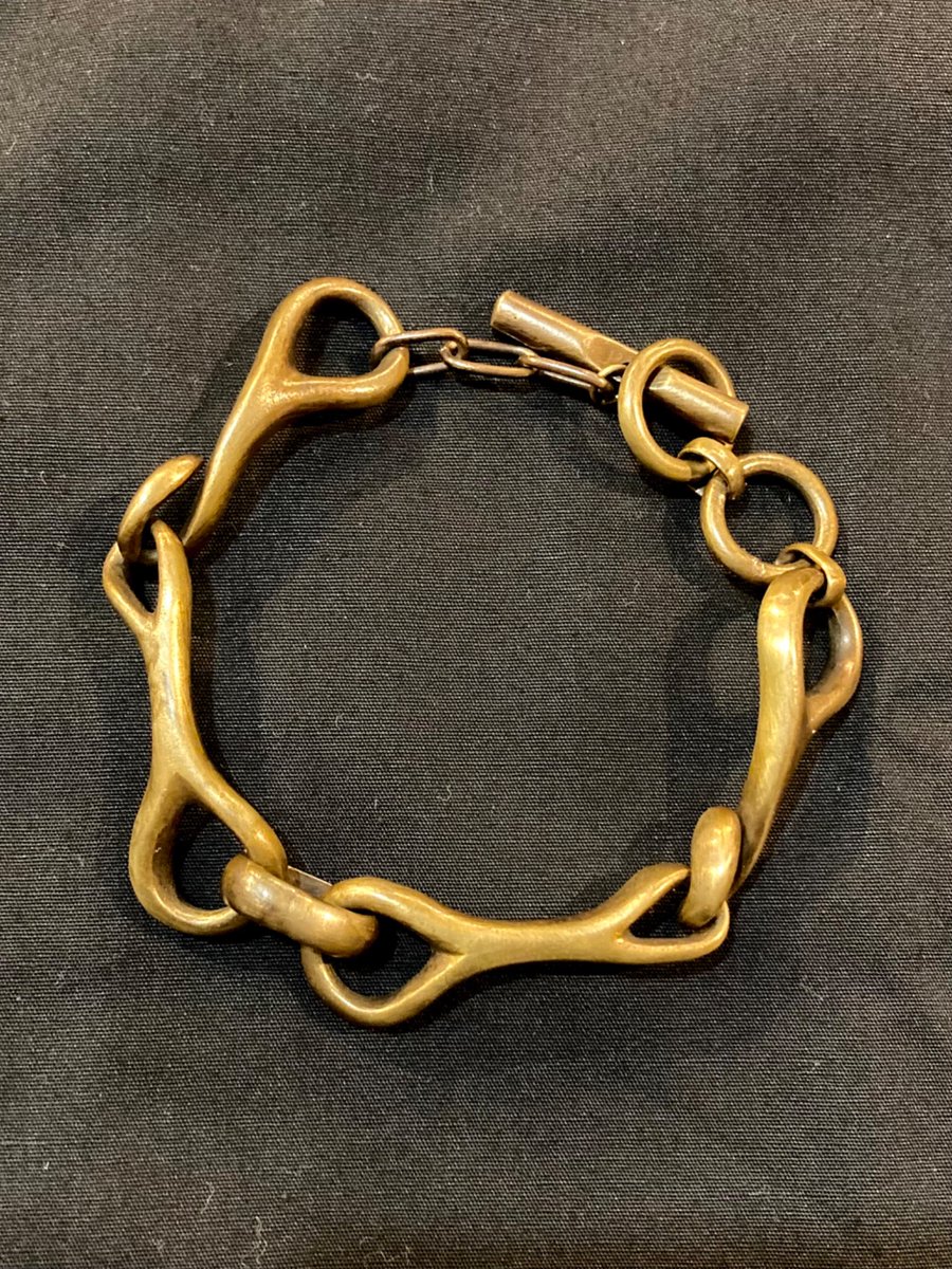 馬具の一つであるビット（馬銜）をモチーフにしたブレスレット。 西洋