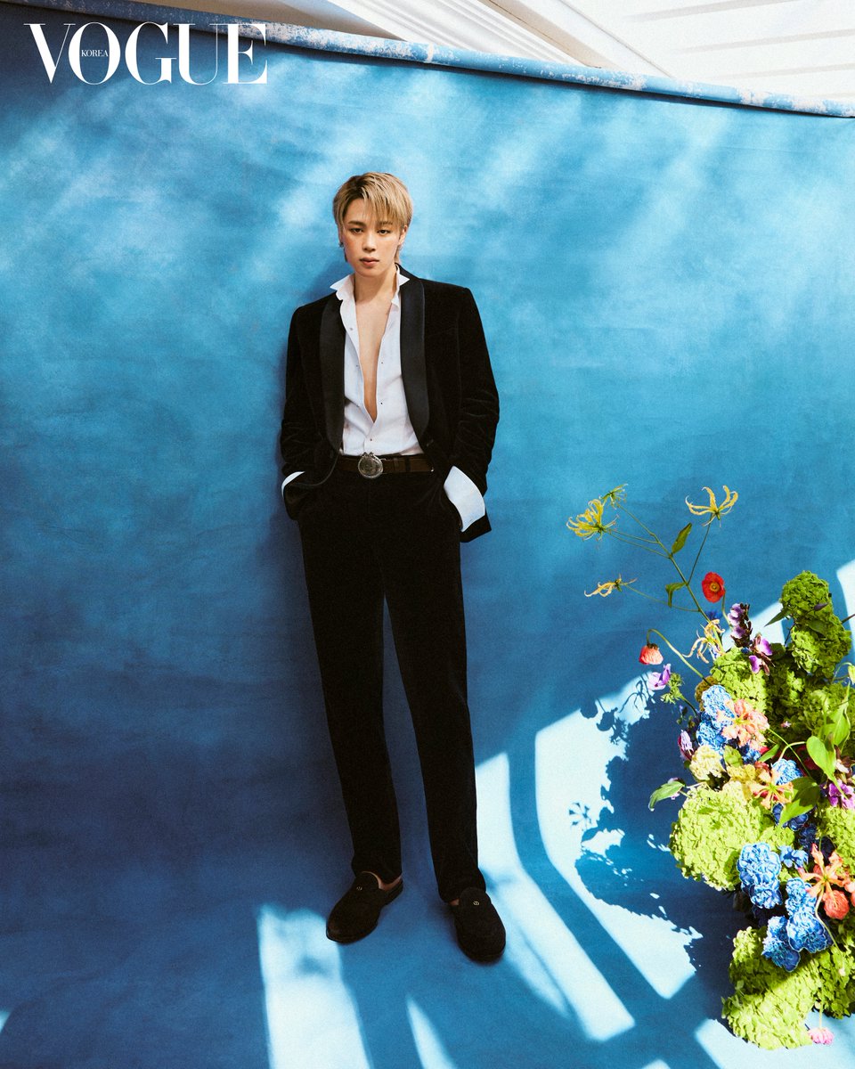 VogueKorea's tweet image. #협찬 #VoguePictures #Jimin 
수줍은 미소와 온화한 분위기, 찰나의 시선 속 지민의 낯선 얼굴들. 
조나단 앤더슨이 그려낸 디올과 지민이 함께한 화보는 &amp;lt;보그&amp;gt; 2월호에서.