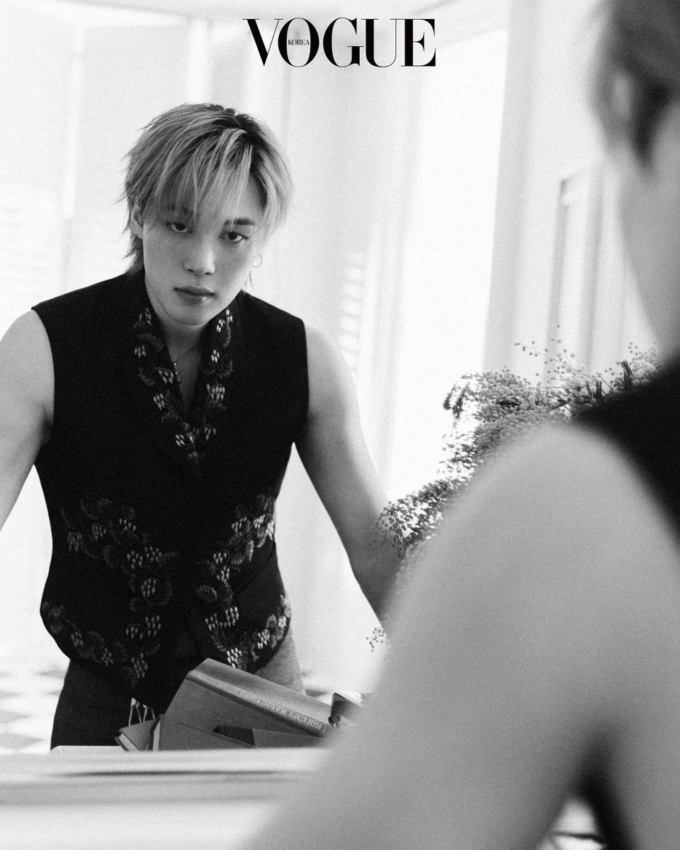 VogueKorea's tweet image. #협찬 #VoguePictures #Jimin 
수줍은 미소와 온화한 분위기, 찰나의 시선 속 지민의 낯선 얼굴들. 
조나단 앤더슨이 그려낸 디올과 지민이 함께한 화보는 &amp;lt;보그&amp;gt; 2월호에서.