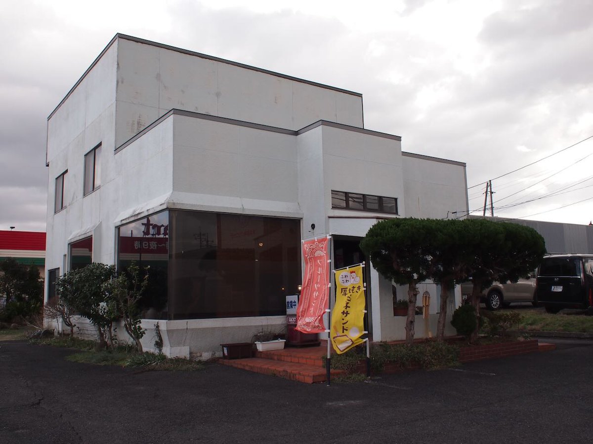 lc575able's tweet image. 懐かしい昭和風の喫茶店でランチを頂きました。鳥取市浜村エスマート隣の「ボン」です。

店内はおしゃれな感じで、ジャズが流れる落ち着いた雰囲気です。昔はよくこんな店に通っていました。

ナポリタン、カレーライス、厚焼き卵サンド、コーヒーを二人で注文。それぞれ　500円とリーズナブルです。