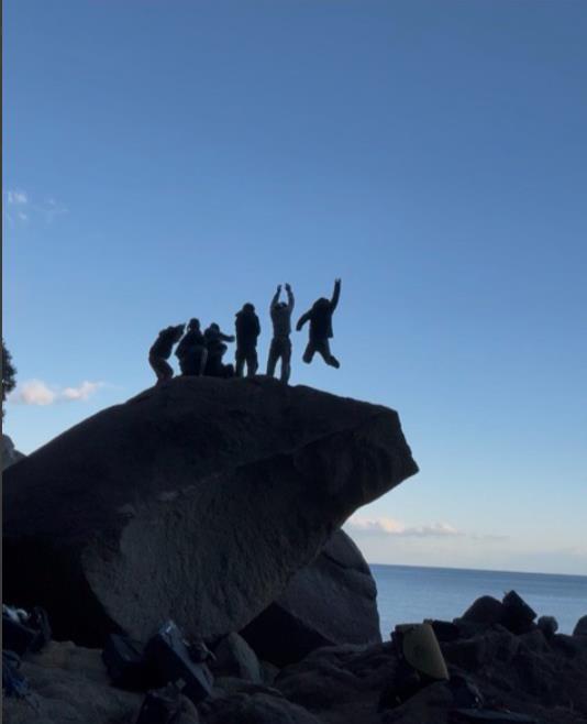 先生の冬休み。
朝日を浴びて，友達もいっしょにみんなでジャンプ！
心も体もリフレッシュできたお正月でした。
#KCG #京都コンピュータ学院 #先生の冬休み #家族旅行 #jump #思い出フォト