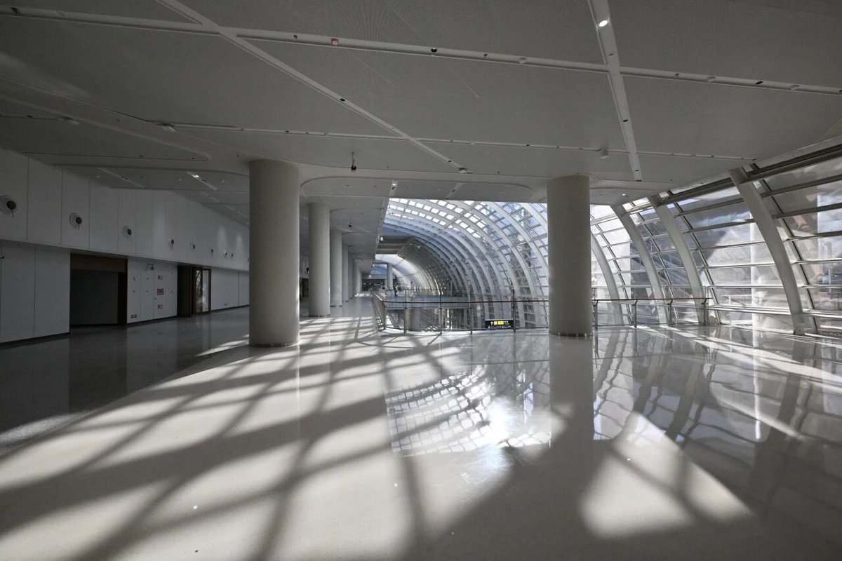 BeijingDiscover's tweet photo. Sailing into the future—have you visited the integrated transport hub at the Beijing Municipal Administrative Center (#BMAC)?
Built mostly underground, this "city engine" gives the surface back to people: rail lines run below, while parks, public spaces, and new urban life grow above. At the top, the landmark sail-shaped roof steals the show—hollow sail forms inspired by the Grand Canal, paired with a bubble-like ETFE skylight that funnels sunlight deep into the underground hub.
(Photo Source: BRTV)
#BeijingLifeHacks #citylife #travel