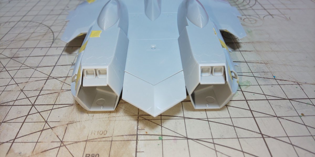 rianPSO2's tweet image. 胴体の仮組の一部をやったっぴ(。-ω-)ノ
メインノズルの上のスラスターがそのままだと外れやすそうだったので裏にプラ板で補強したりしたっぴ🐸
試しにノーズも付けてみたっぴ
なかなか大きいキットだっぴ…🐤
明日も胴体の続きだっぴ(´・ω・`)