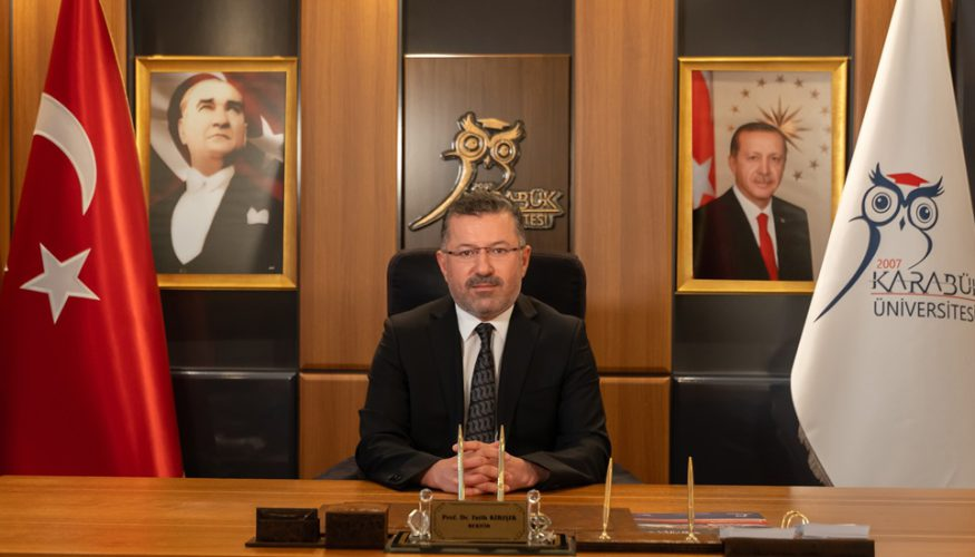 Cumhurbaşkanı Erdoğan'ın Karabük Üniversitesi'ne rektör atadığı Fatih Kırışık;

-Tıp Dekanlığı'na veterinerlik mezunu Hasan Solmaz'ı,

-Diş Hekimliği Dekanlığı'na veterinerlik mezunu Tahir Kahraman'ı atadı.

(Sözcü)