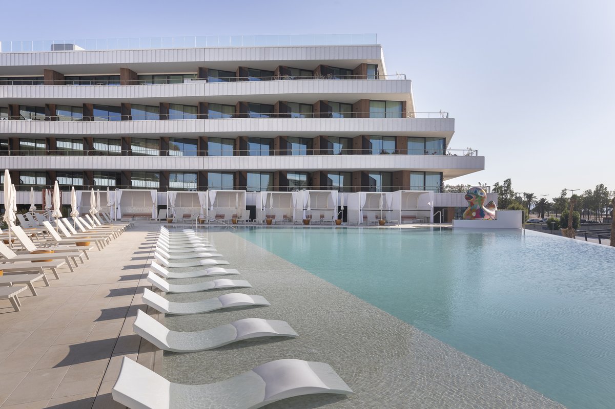 💧 Dos piscinas en cubierta, una en el patio central (finalista de los Premios Piscina Barcelona 2025), spas... El SLS Hotel Barcelona (b720 Fermín Vázquez Arquitectos) demuestra como el agua puede ser el eje del proyecto hotelero⤵️

Vía <a href="/OneDrop_M_and_S/">One Drop</a>: loom.ly/zb_gj3I