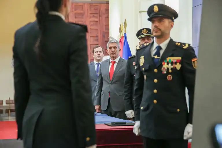 Un honor que mi primer acto oficial sea una felicitación a la <a href="/policia/">Policía Nacional</a> en su 202 años de historia. 
Mi reconocimiento y agradecimiento a los hombres y mujeres de la Policía Nacional que son una referencia esencial del bienestar y la seguridad de España 🇪🇸