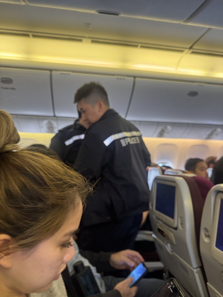 MorphineDildo's tweet image. กูที่เห็นเหตุการณ์ทั่งหมด อึ้ง อีจีนทีีขโมยมี3คน หน้าแบบสแกมเมอร์ชัดๆ พี่คนไทยข้างเห็นมันไปเปิดเป๋า นี่เห็นพี่เค้าไปบอกแอร์ แอร์โทคหาตำรวย ตำรวจมา 6คนได้ รวบๆๆ ด่าๆๆ aggressive สุด หนังฮ่องกงมากก