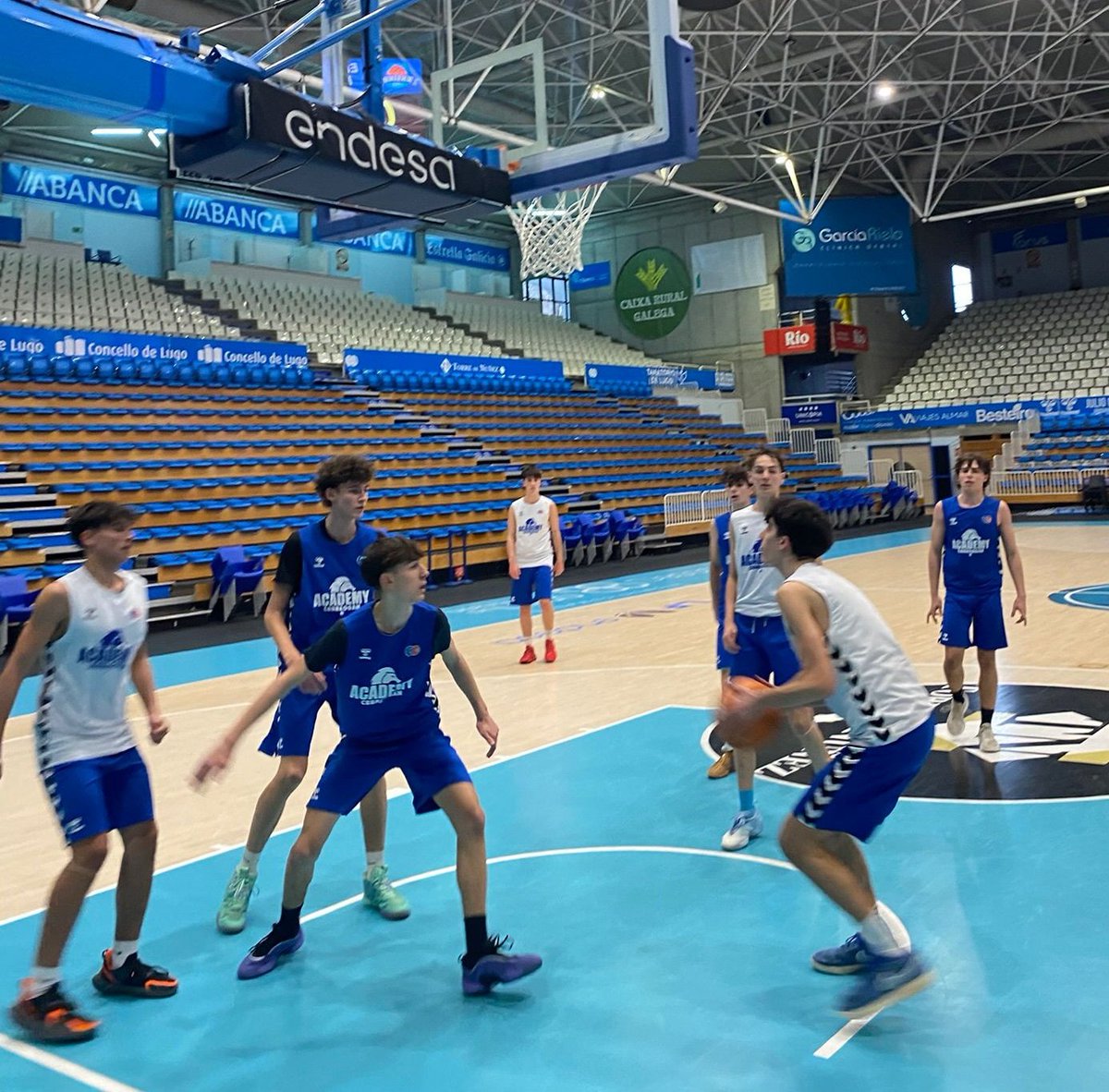 A Breogán Academy retomou as sesións de adestramento e seguimento de xogadores dos clubs vencellados da provincia de Lugo cos técnicos Fernán Varela e Rubén Engroba. O adestramento de xogadores júnior contou cunha sesión de vídeo dirixida polo adestrador axudante do Río Breogán.
