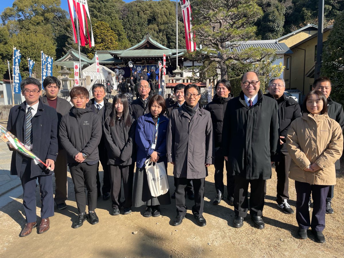 jrw_c_maintec's tweet photo. 🎍✨【新年の安全祈願とご挨拶】✨🎍
明けましておめでとうございます！

先日安全祈願へ行ってきました⛩️
今年も安全を心から祈り、社員一丸となって頑張ってまいります🙏

皆さまにとっても素晴らしい一年となりますように✨

本年もどうぞよろしくお願いいたします！

#メンテック
#新年
#安全祈願 https://t.co/trOpMd5L6l