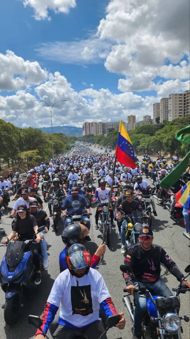 jacksonhinkle's tweet photo. VENEZUELA STANDS WITH MADURO! https://t.co/b2BFtOwq3s
