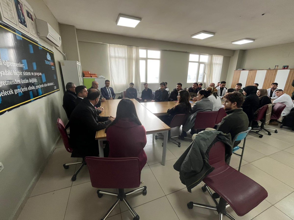 İlçe Milli Eğitim Müdürümüz Mahmut IŞIK, Teknogenç Koleji’ni ziyaret ederek okul yöneticileri, öğretmenler ve öğrencilerle bir araya geldi. Ziyaret kapsamında eğitim-öğretim faaliyetleri hakkında bilgi alan Mahmut IŞIK, okulun eğitim ortamını yerinde inceledi.