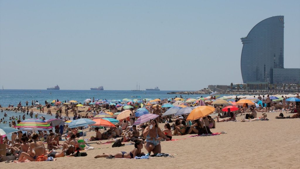 antroperplejo's tweet image. El incremento de la taxa turística recien pactado en el Parlament de Catalunya es una trampa. Por no decir, un chantaje.  

Escribo sobre eso👇👇

La trampa de la tasa turística: cuando la vivienda depende de la masificación 
antroperplejo.wordpress.com/2026/01/14/la-…