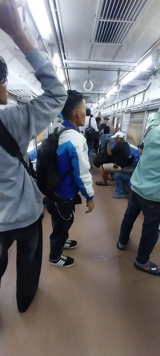 Outstandjing's tweet image. Ketika ada angkutan umum yg reliable dan nyaman, mereka juga menjadi penumpang yg tertib 👌

Ternyata solusinya bukan dirangkul dgn seremoni dan slogan belaka

#renungan