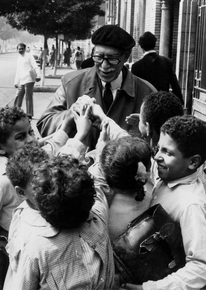 لماذا يحاول الناس إثبات أنهم سعداء؟
لا يمر يوم إلا وتراهم يستعرضون المطاعم، والأسواق، وأكواب القهوة...

ولقد فاتهم أن الاستعراض بمقدار النقص في النفس، فالسعيد حقا مشغول بعيش سعادته، لا باستعراضها.

وكما قال توفيق الحكيم:
-إن صاحب الحياة الهنيئة لا يدوّنها، إنما يحياها.